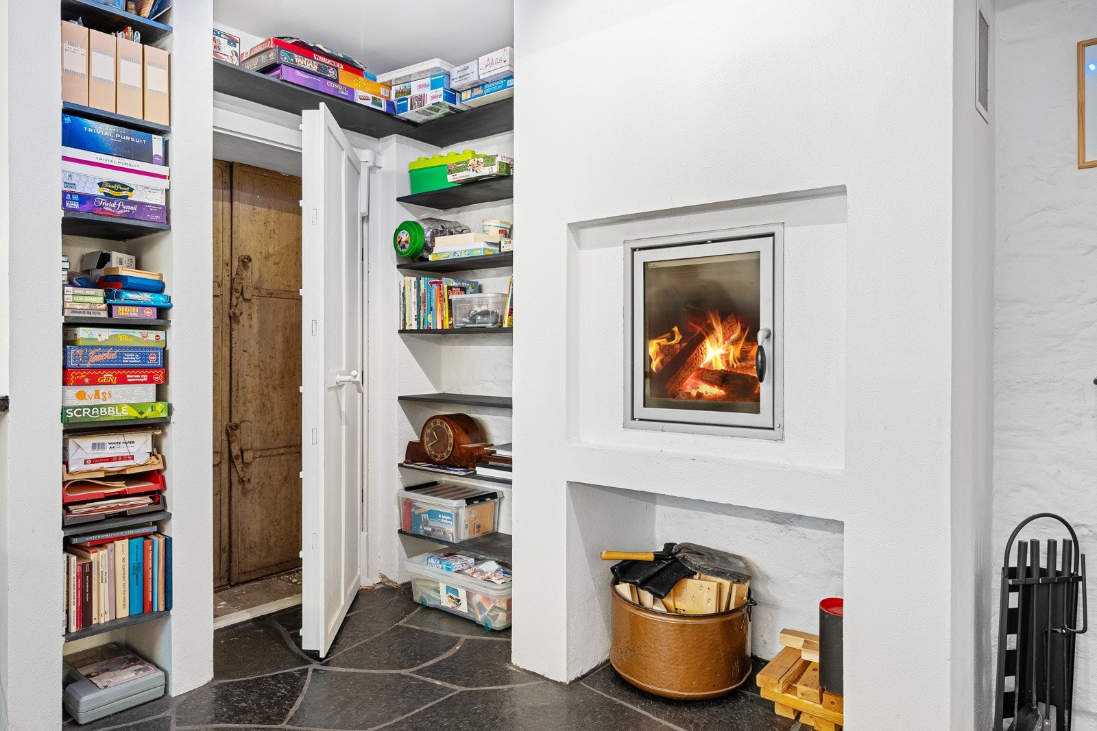 Rettsveggspeis i kjellerstuen med med inngang til "hvelvet" Galleribilde