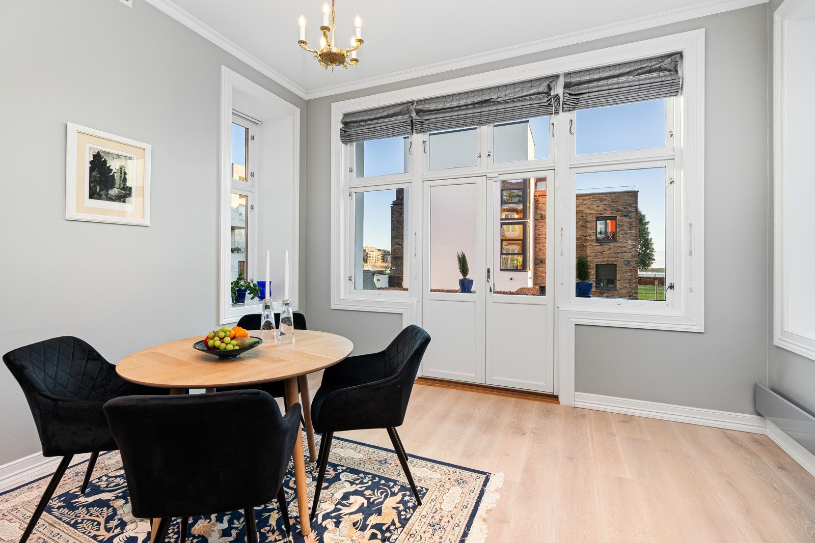 Hyggelig spiseplass på kjøkkenet med utgang til terrassen Galleribilde