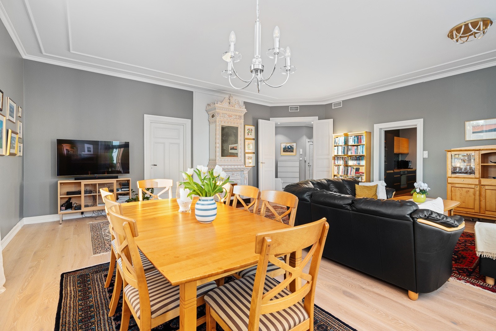 Plass til både salong og spisestue i stuen Galleribilde