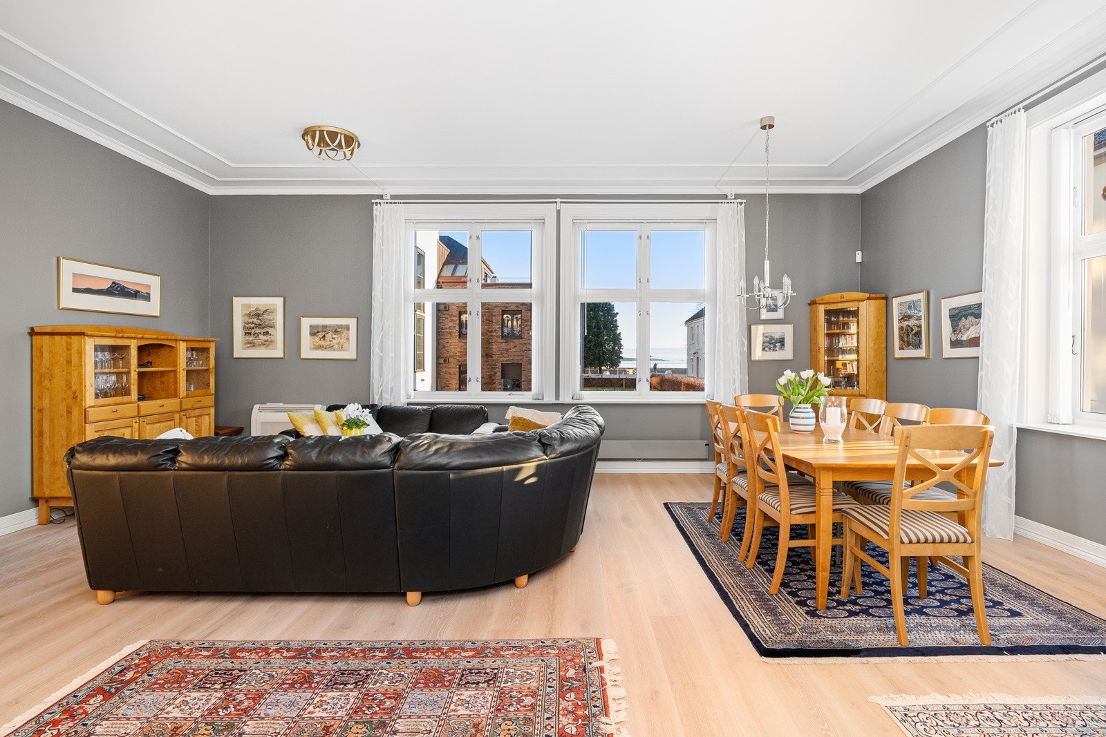 Stor stue med plass til både salong og spisestue Galleribilde