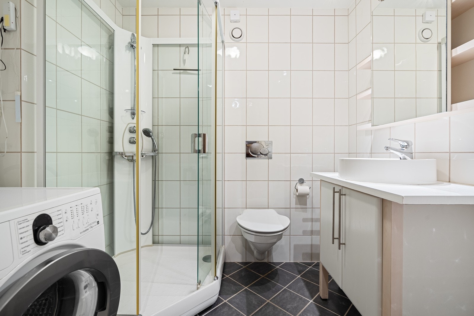 Dusjbad med opplegg vaskemaskin i kjelleretasjen Galleribilde