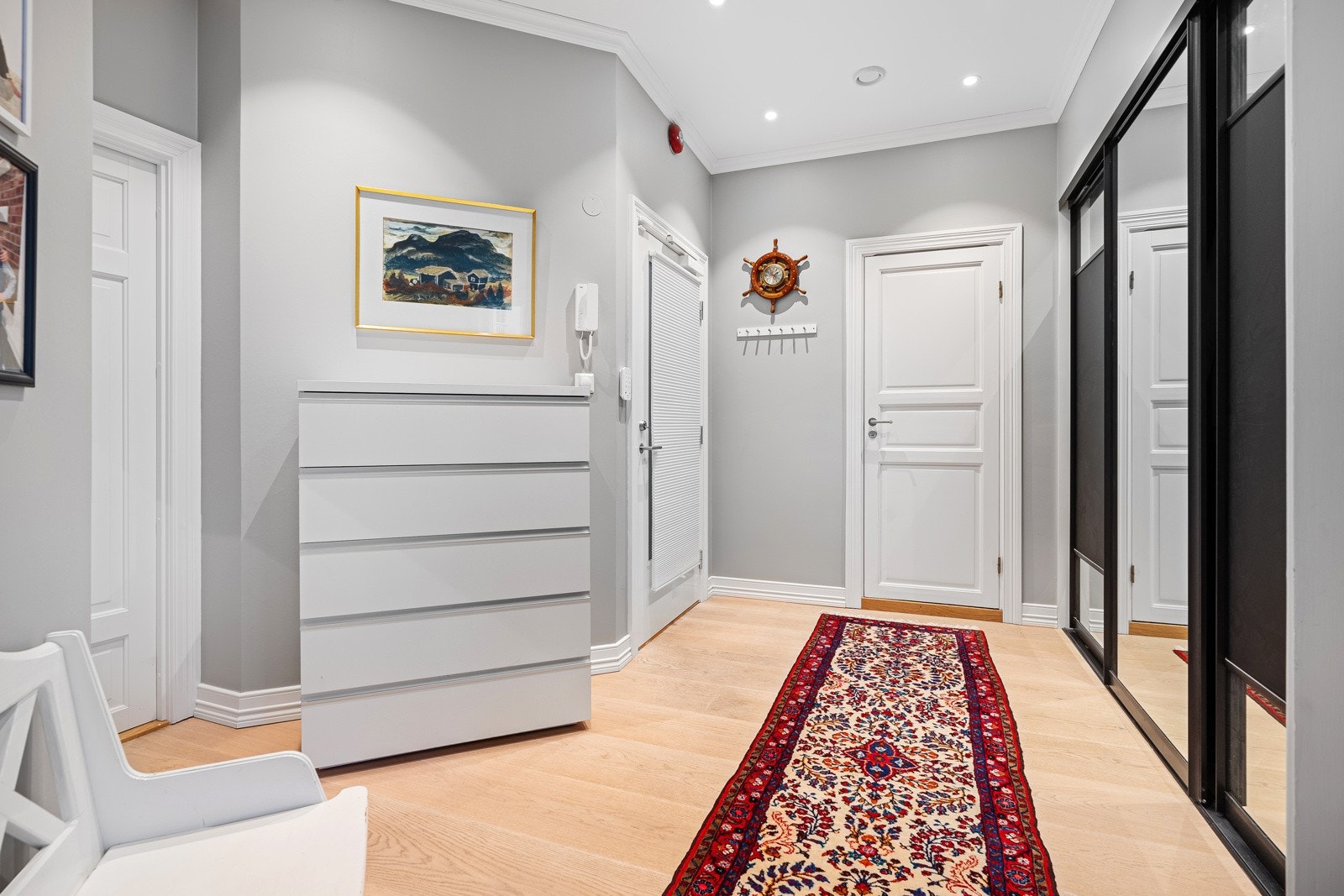 Hallen med skyvedørsgarderobe Galleribilde