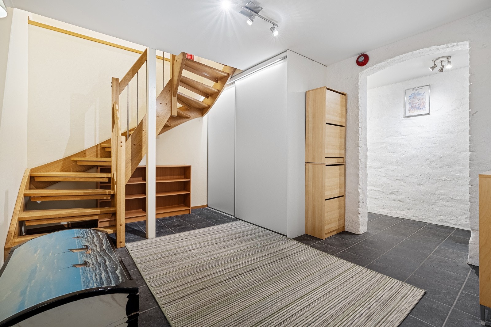 Trapp fra 1.etg. og ned i kjelleretasjen Galleribilde