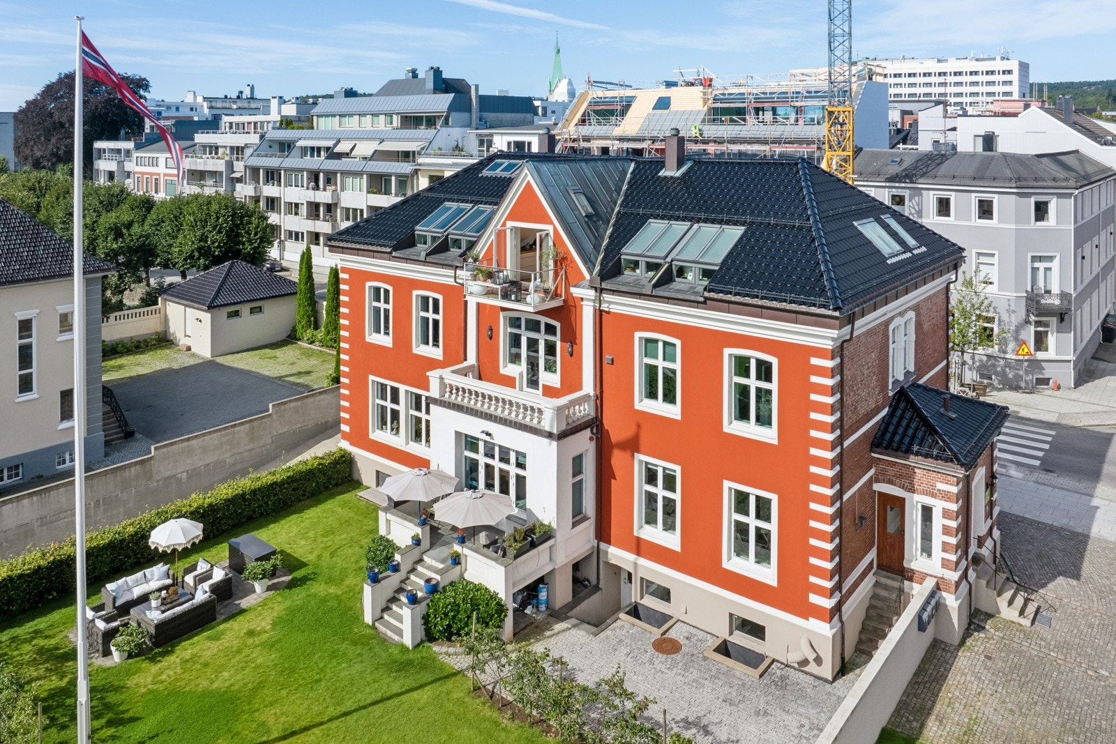 Boligen sett fra hagesiden sommeren 2024 Galleribilde