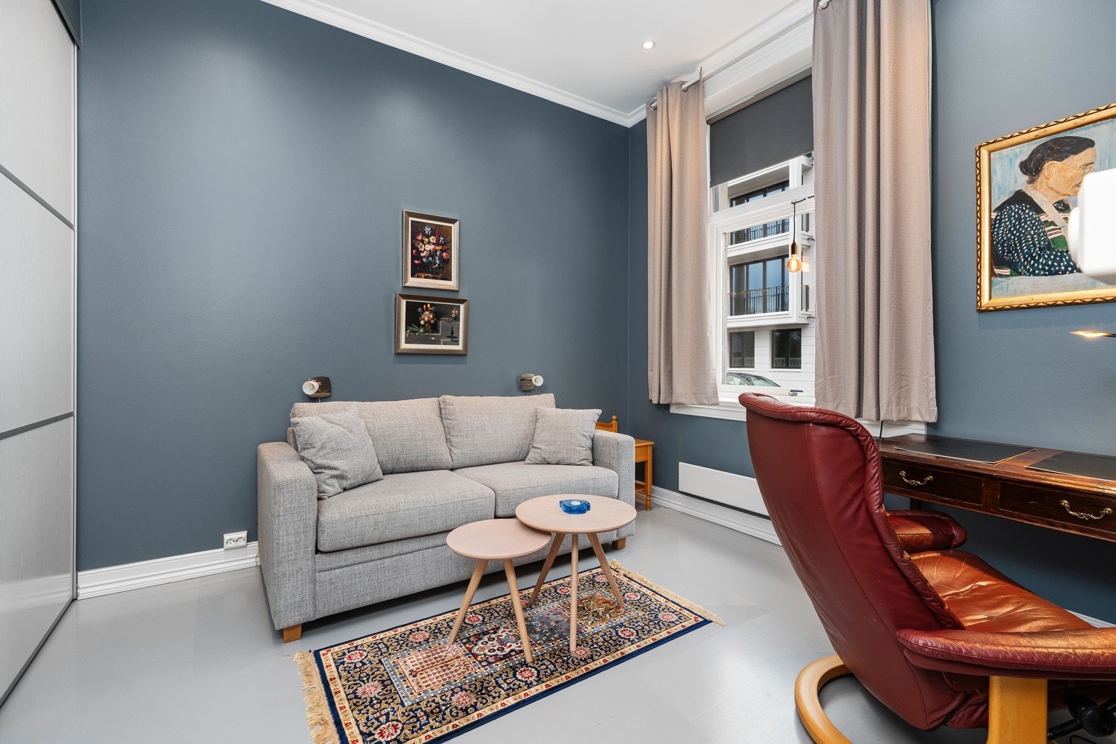 Soverom i 1.etg. med skyvedørsgarderobe Galleribilde