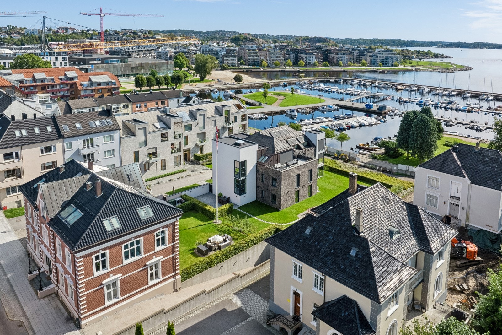 Dronefoto over eiendommen og dens omgivelser Galleribilde