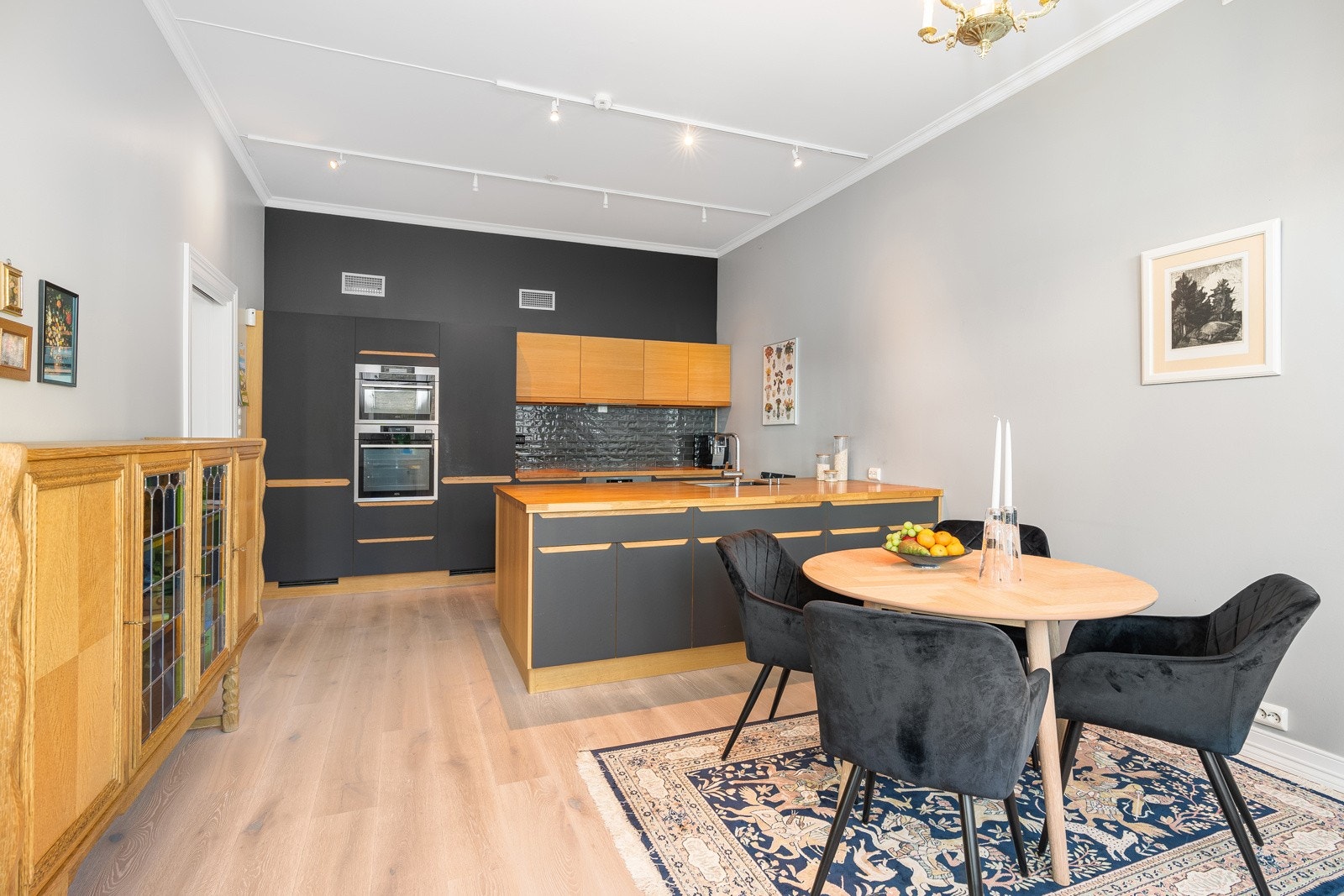 Stort og velutstyrt kjøkken Galleribilde