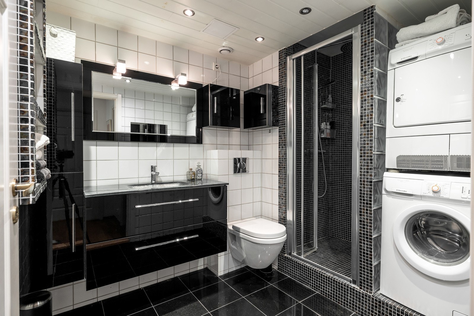 Pent flislagt bad Galleribilde