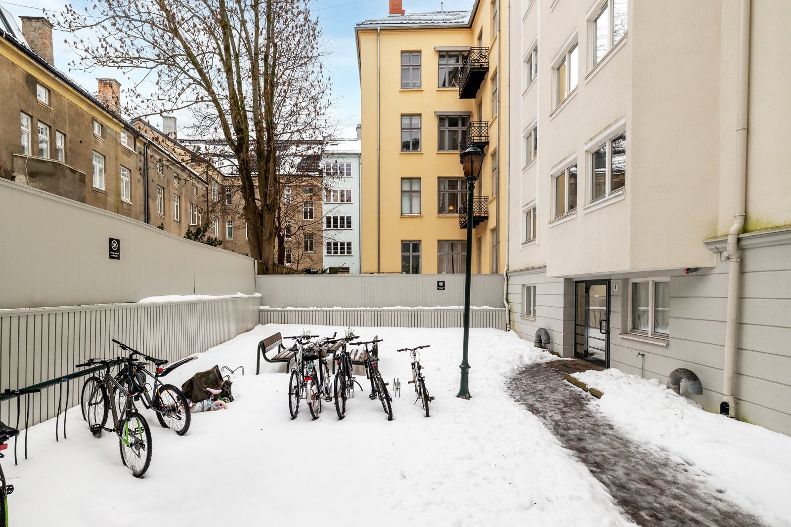 Bakgård Galleribilde