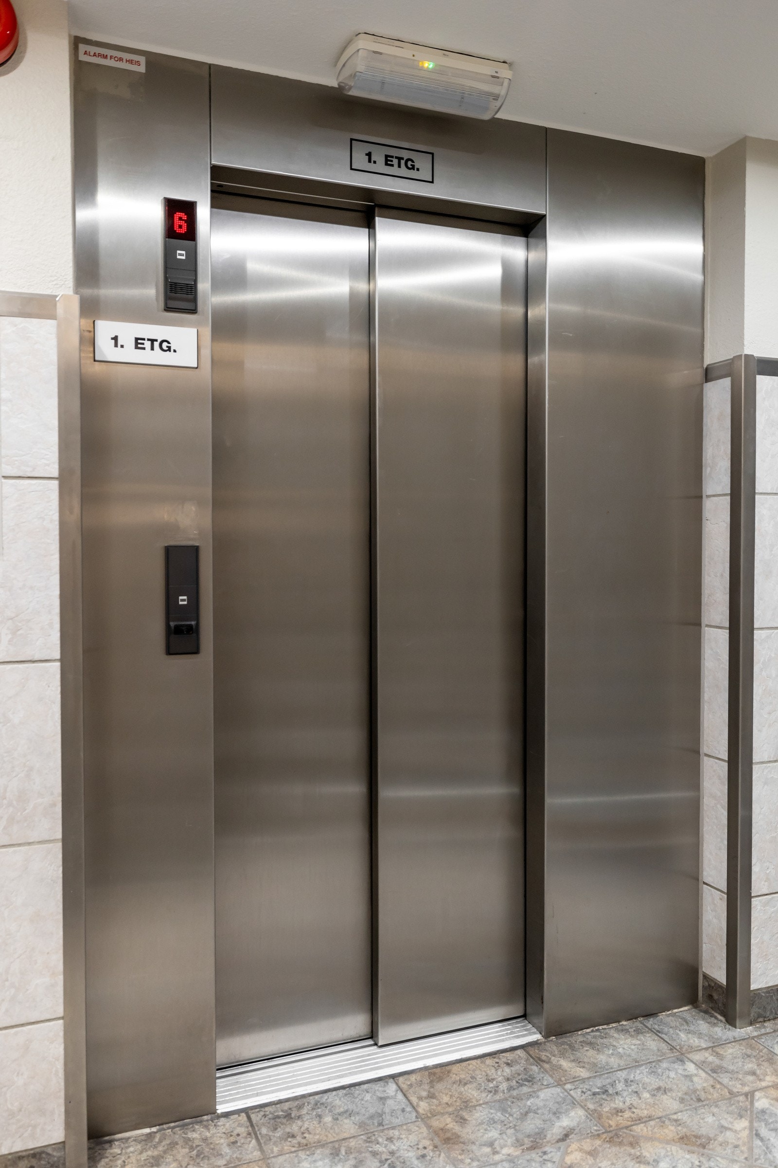 Heis i bygget. Heisadkomst til leilighet og ev garasjeplass Galleribilde