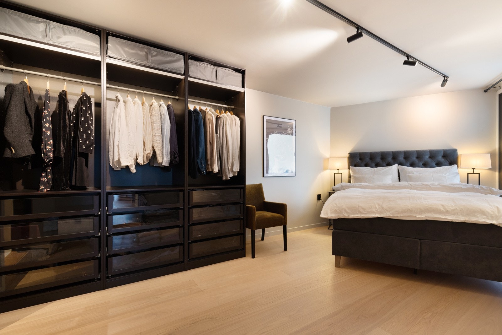Lyst og innbydende hovedsoverom med god plass og en elegant garderobeløsning med integrert belysning. Galleribilde