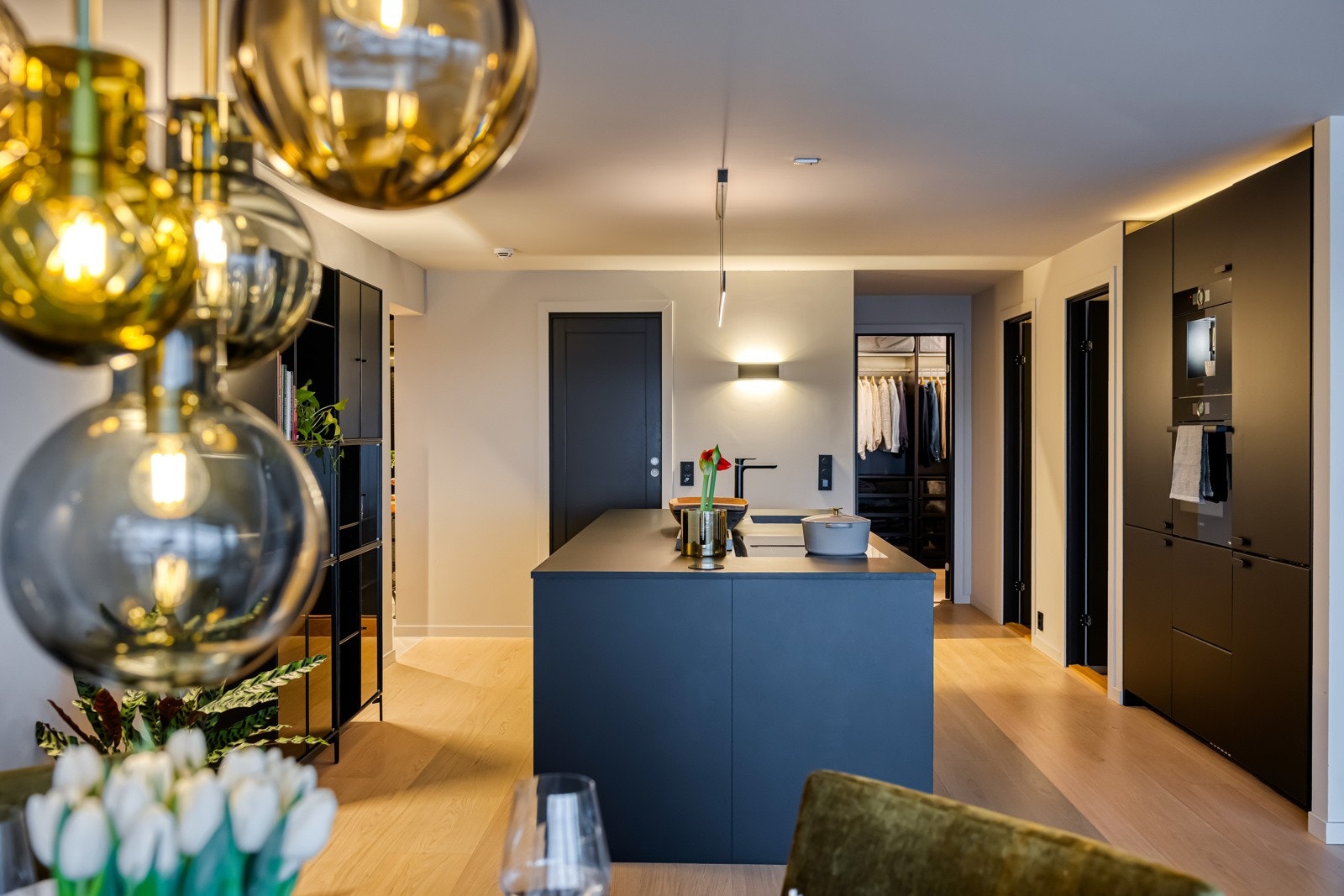 Moderne og lekkert kjøkken, utstyrt med integrerte kvalitetshvitevarer. Galleribilde