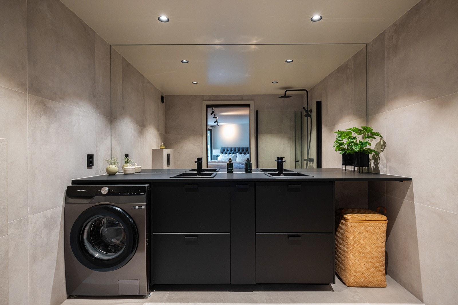 En-suite bad med praktisk servantskap med to servanter, god oppbevaringsplass og plass under benkeplaten til både vaskemaskin og tørketrommel. Galleribilde