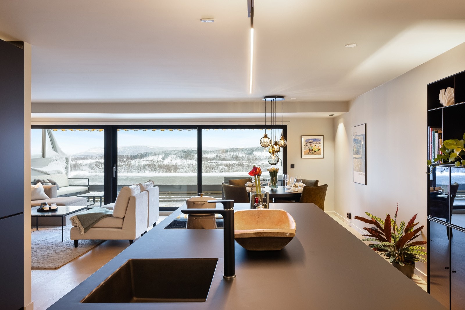 Åpen og luftig planløsning med panoramautsikt og store vindusflater som slipper utsikten inn. Galleribilde