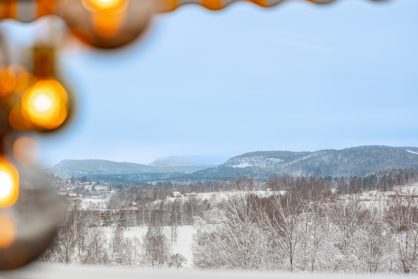 Fra terrassen kan du nyte vidstrakt utsikt som spenner over Bogstadvannet, Oslo golfklubb, Bunnefjorden, Oslofjorden og Bærumsåsene i horisonten. Galleribilde