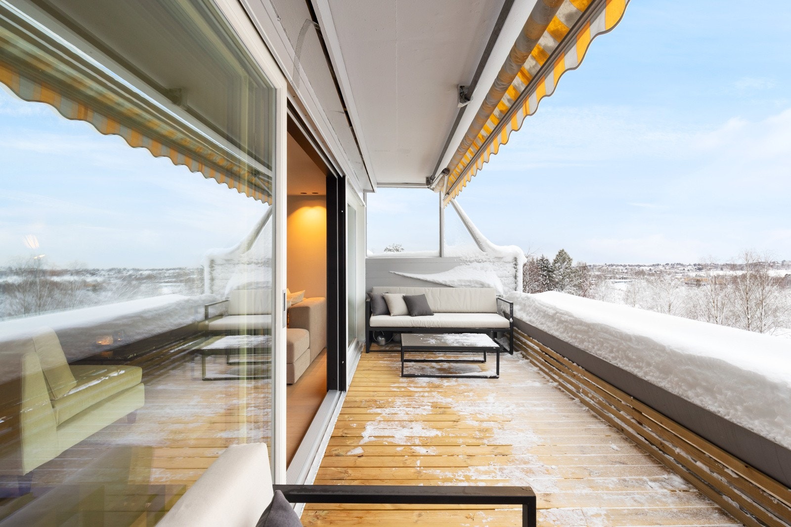 Vestvendt terrasse med god plass til både møbler og grill - perfekt for hyggelige sommerdager. Tilknyttet praktisk bod for ekstra oppbevaring. Galleribilde
