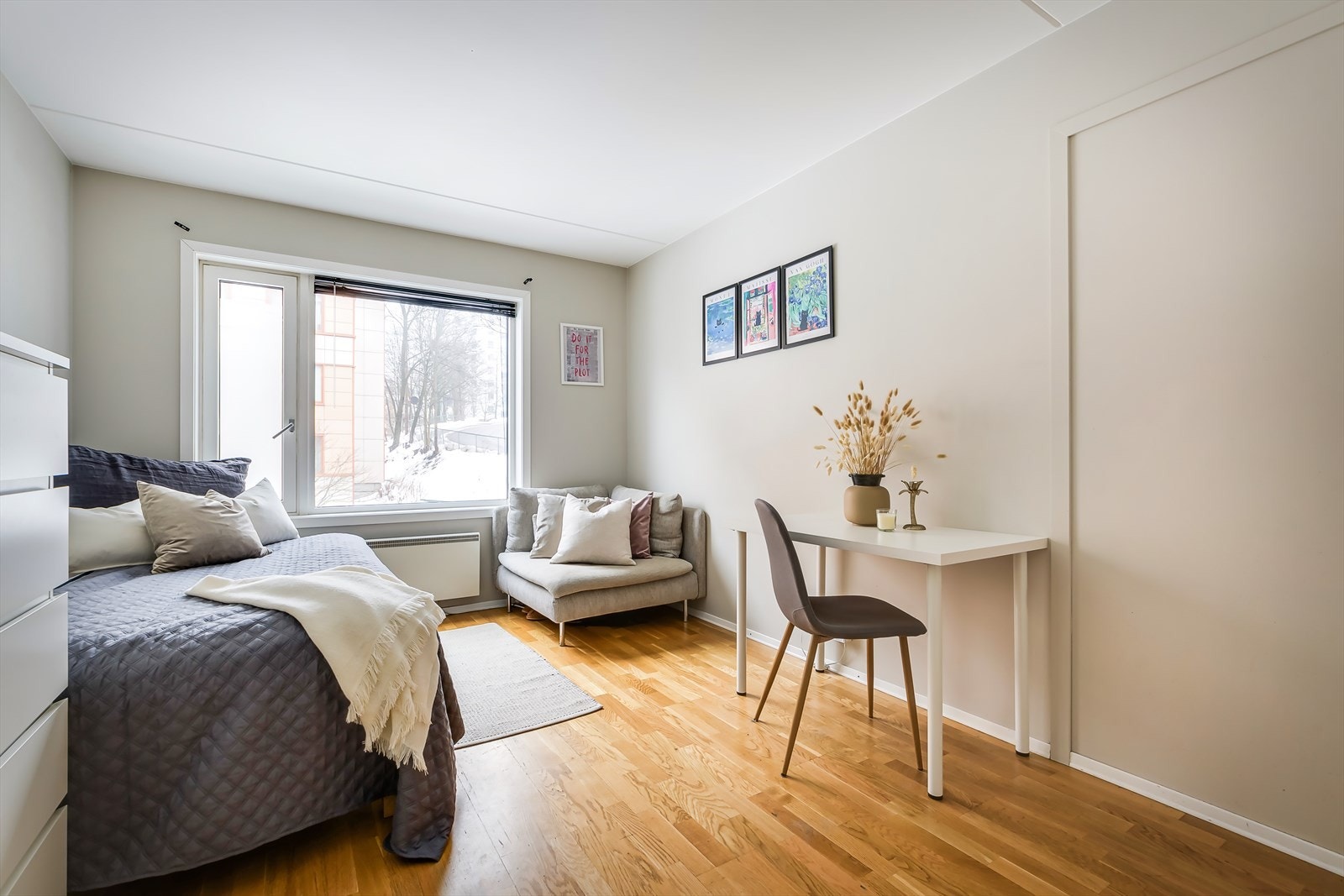 Hybel: Effektiv stue / kjøkken md plass til både seng, sofa samt lite spisebord. Galleribilde