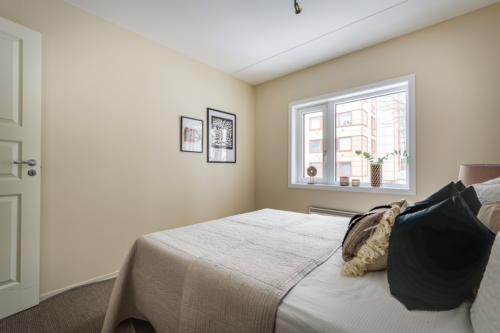 Soverommet vender ut mot bakgård. Galleribilde