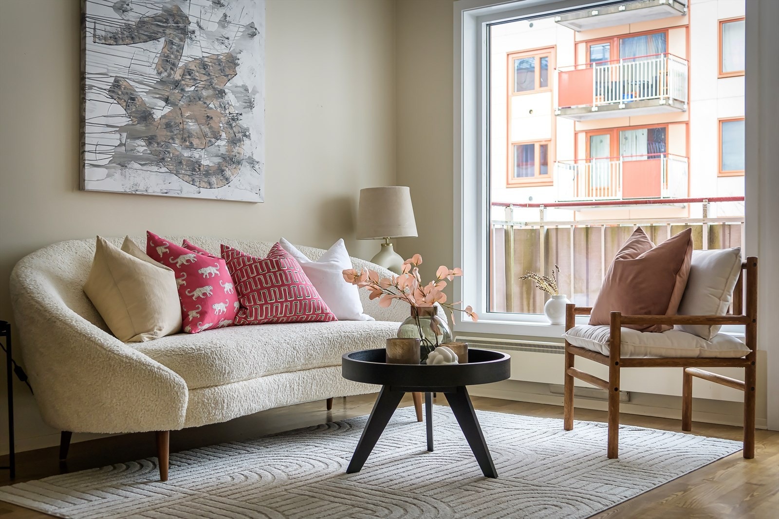 Legg merke til de store vinduene! Her slippes det masse naturlig lys inn i leiligheten. Galleribilde