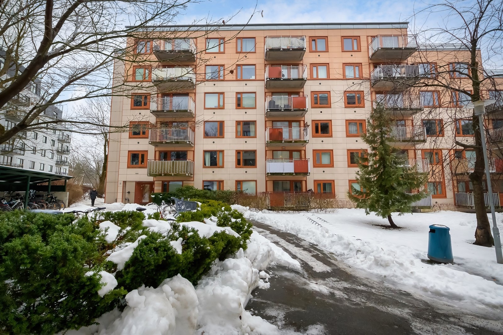 Bygget har en pen fasade. Det er også flere takterrasser som er tilgjengelig for beboerne. Galleribilde