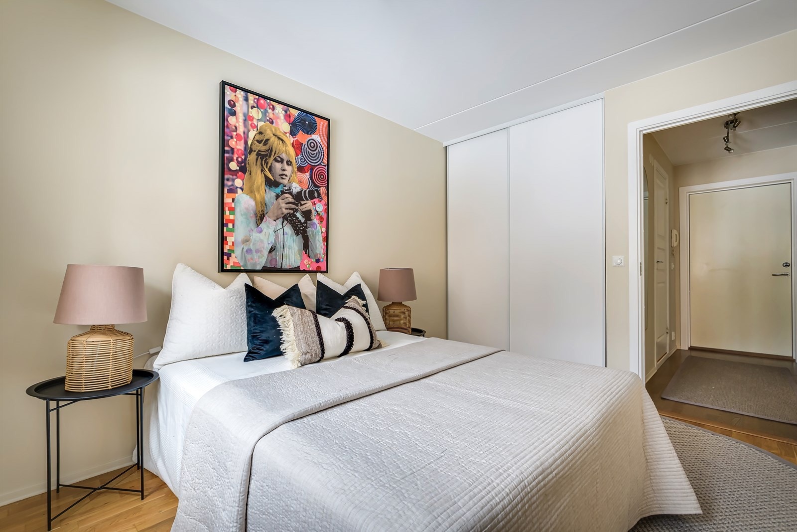 Stort plassbebygd garderobeskap. Her har du plass til alle klærne dine! Galleribilde