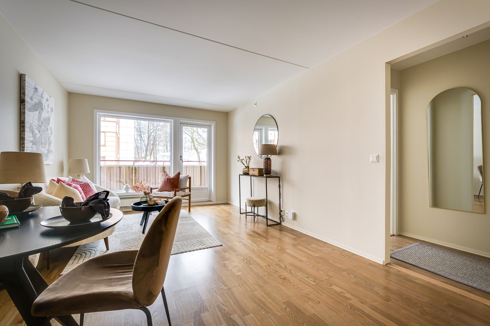 Stuen er av god størrelse, så her kan du enkelt dele opp i ulike sosiale soner. Galleribilde