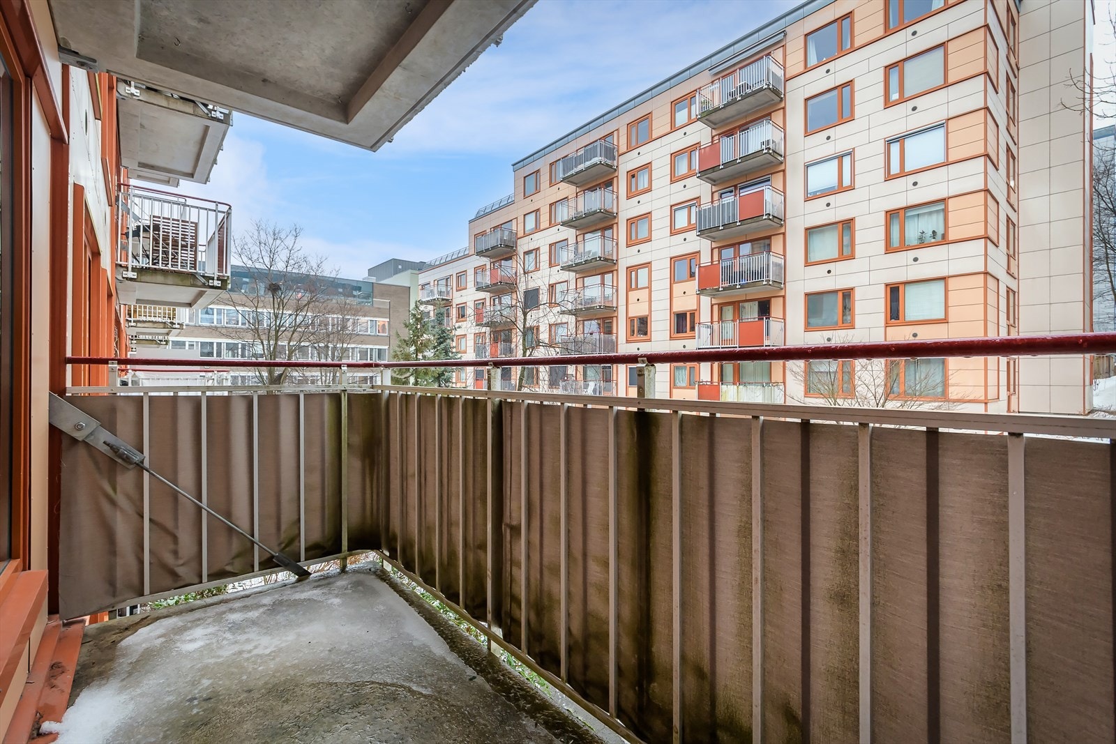 Fra stuen har du utgang til balkong på 5 kvm. Galleribilde