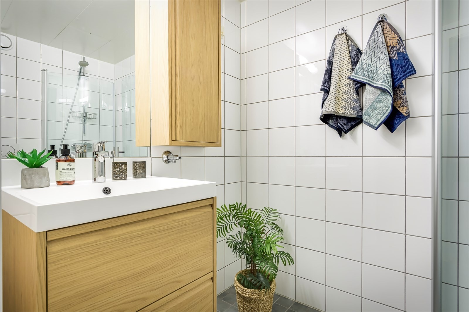 Det er opplegg for vaskemaskin, samt gulvvarme for ekstra komfort i hverdagen. (Hybelbad) Galleribilde