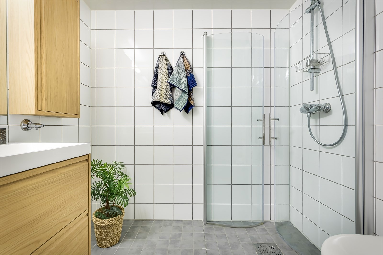 Badet er opprinnelig fra 2005, men er modernisert med ny innredning i 2024. (Hybelbad) Galleribilde