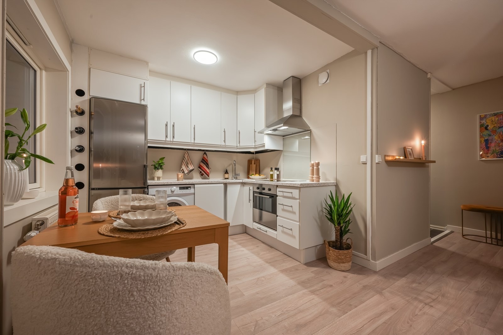 Leiligheten har åpen stue-/kjøkkenløsning . Galleribilde