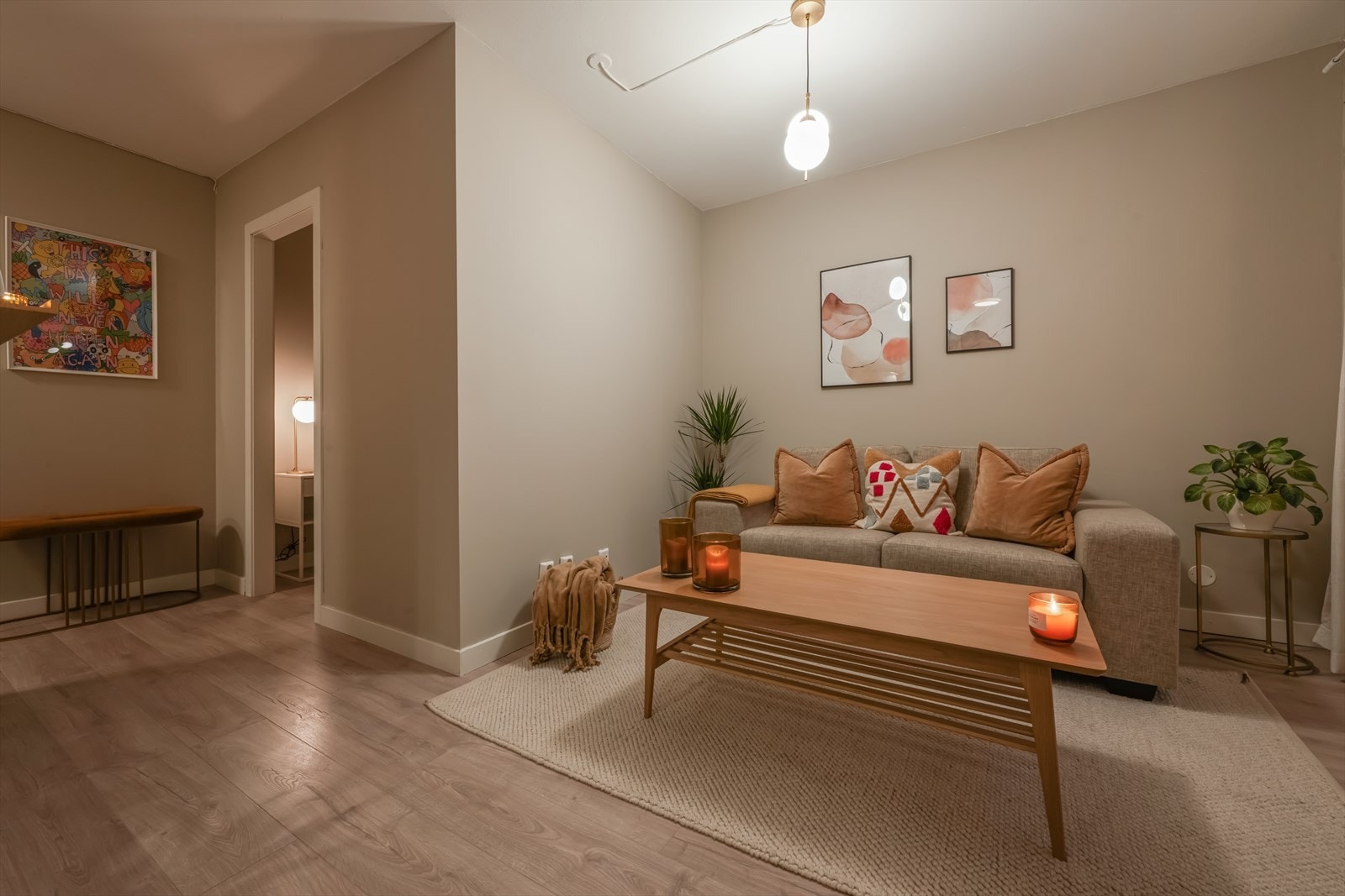 Det er god plass til sofakrok, mediemøblement og spisebord. Galleribilde