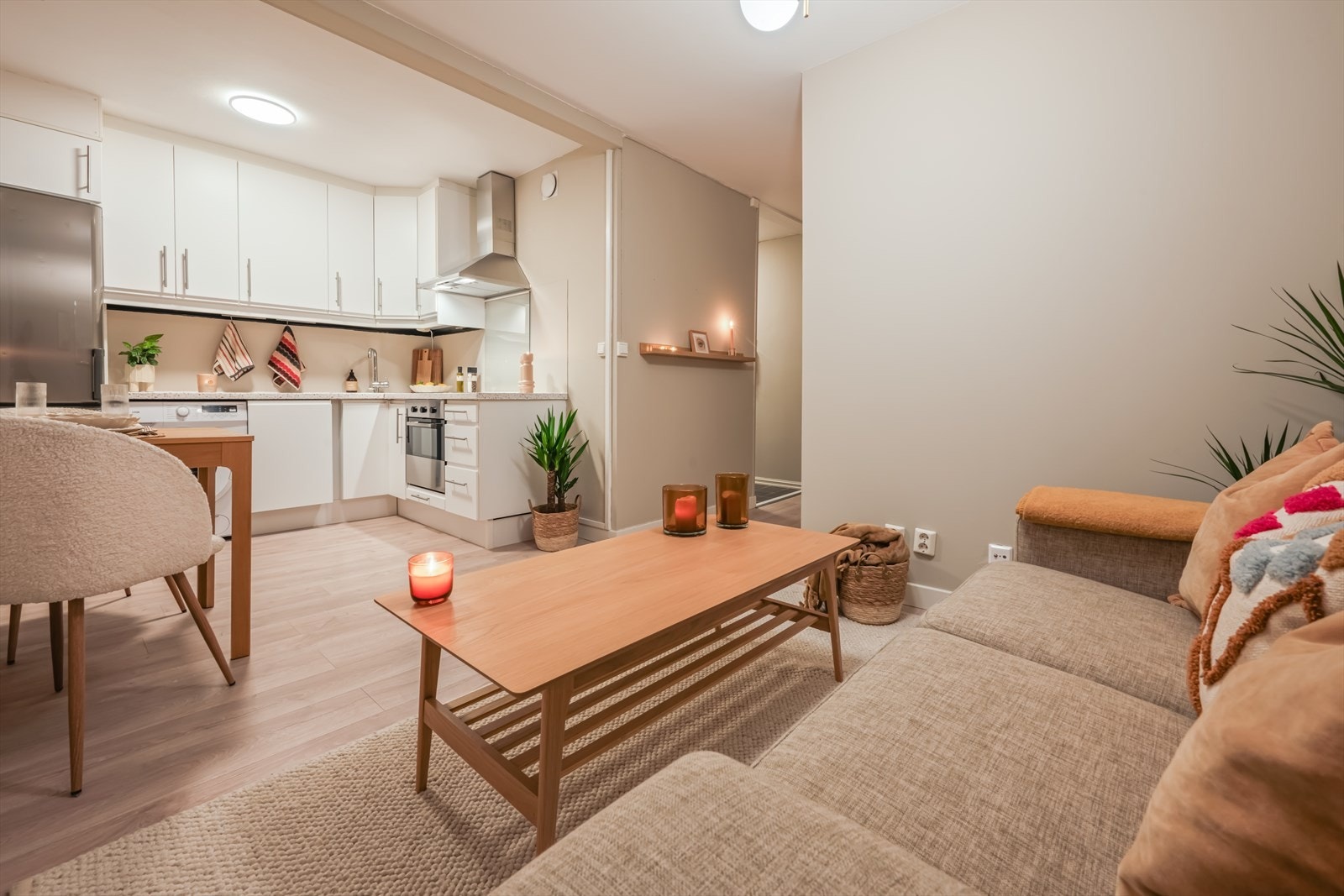 Det er moderne laminat på gulv og malte glatte flater i tidsriktige fargetoner på vegg. Galleribilde