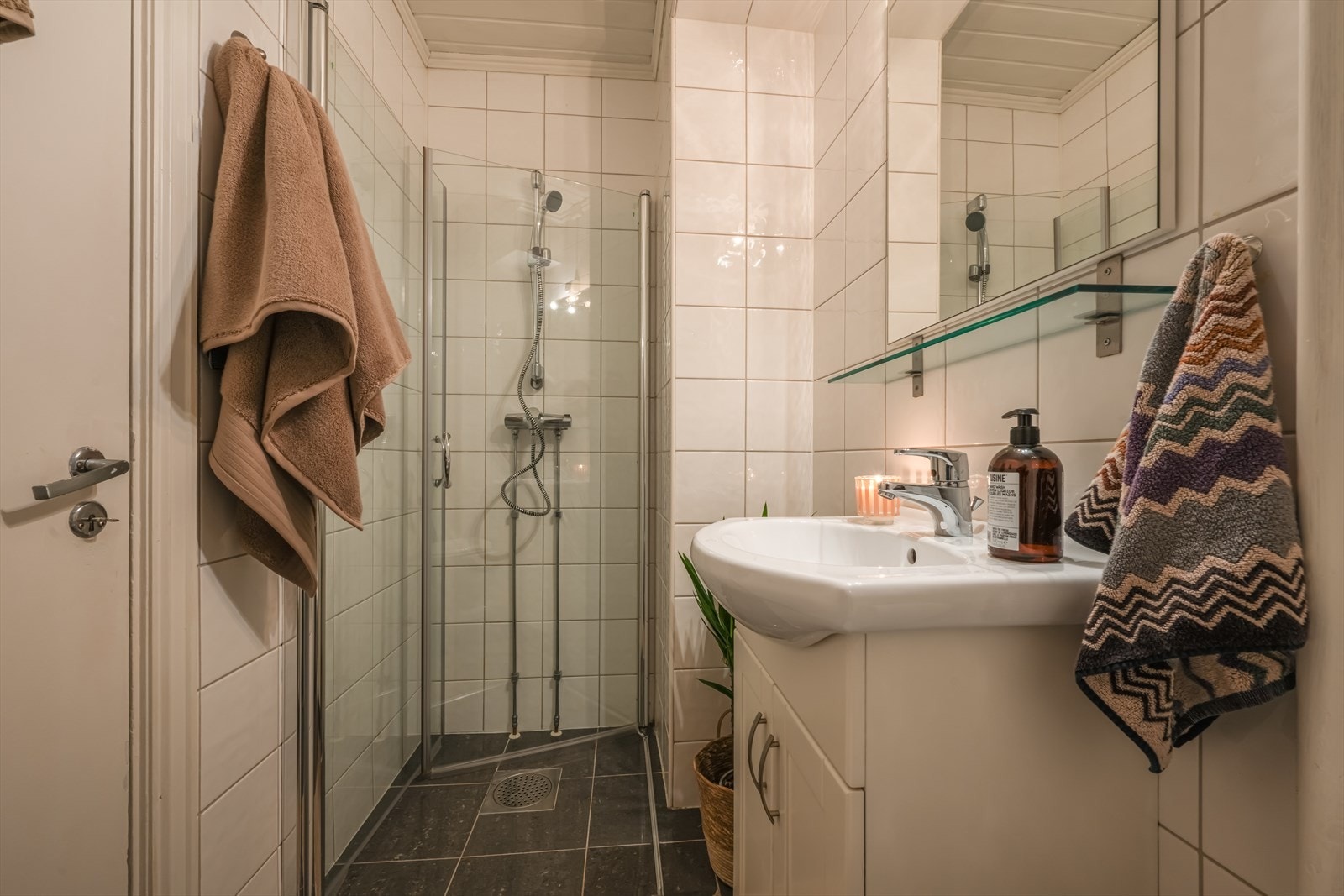 Badet er flislagt og i lyse farger. Galleribilde