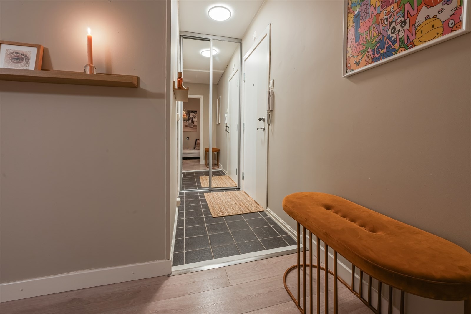 Det er god plass til å henge fra seg yttertøy i skyvedørsgarderoben, Galleribilde