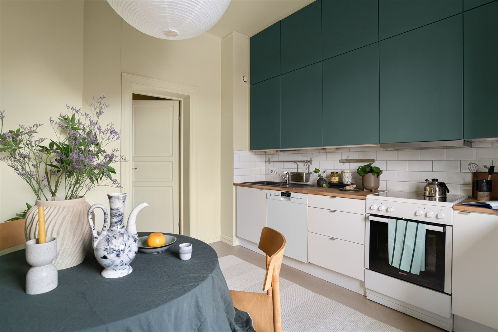 Kjøkkeninnredningen fra IKEA ble modernisert i 2016 med nye fronter, benkeplate og oppvaskmaskin. Galleribilde