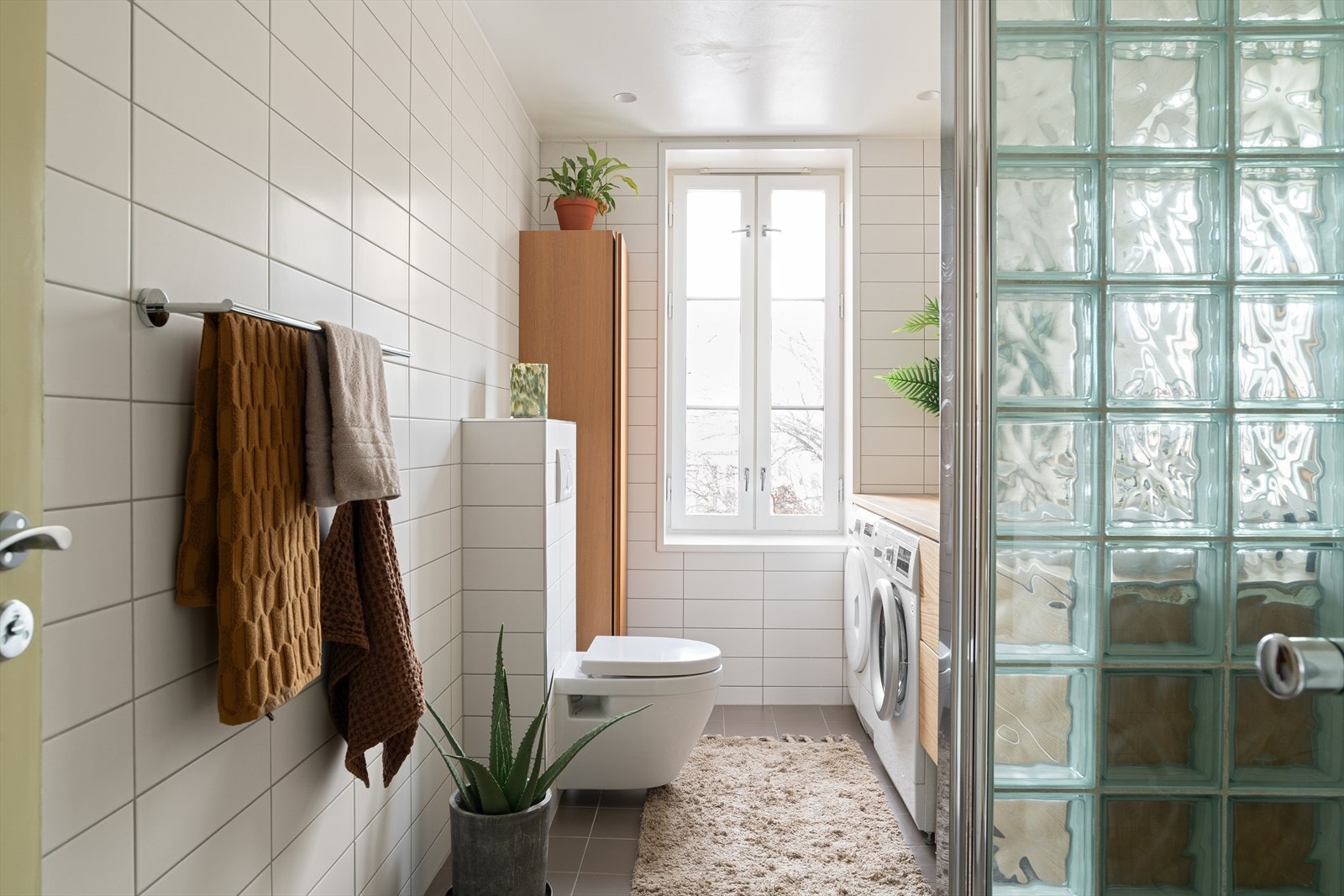 Leilighetens baderom er av det sjenerøse slaget. Galleribilde