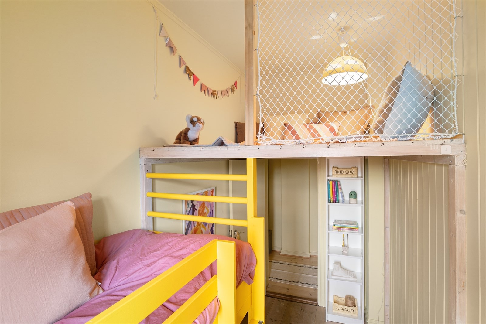 Hemsen er en gøy lekeplass for de små, men også en praktisk ekstra soveplass når det trengs! Dersom man kun trenger to soverom kan man åpne veggen mot kjøkkenet som ligger vegg i vegg o få et ekstra stort kjøkken. Andre i borettslaget har denne løsningen. Galleribilde