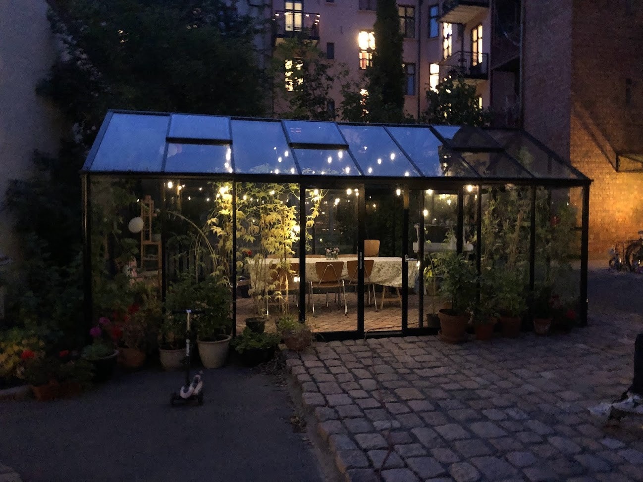 Hagestuen har både lys og varmelamper og kan brukes hele året. Perfekt for å ta en kaffe med naboer eller å invitere venner på vinkvelder - den har til og med blitt brukt som hjemmekontor. Galleribilde