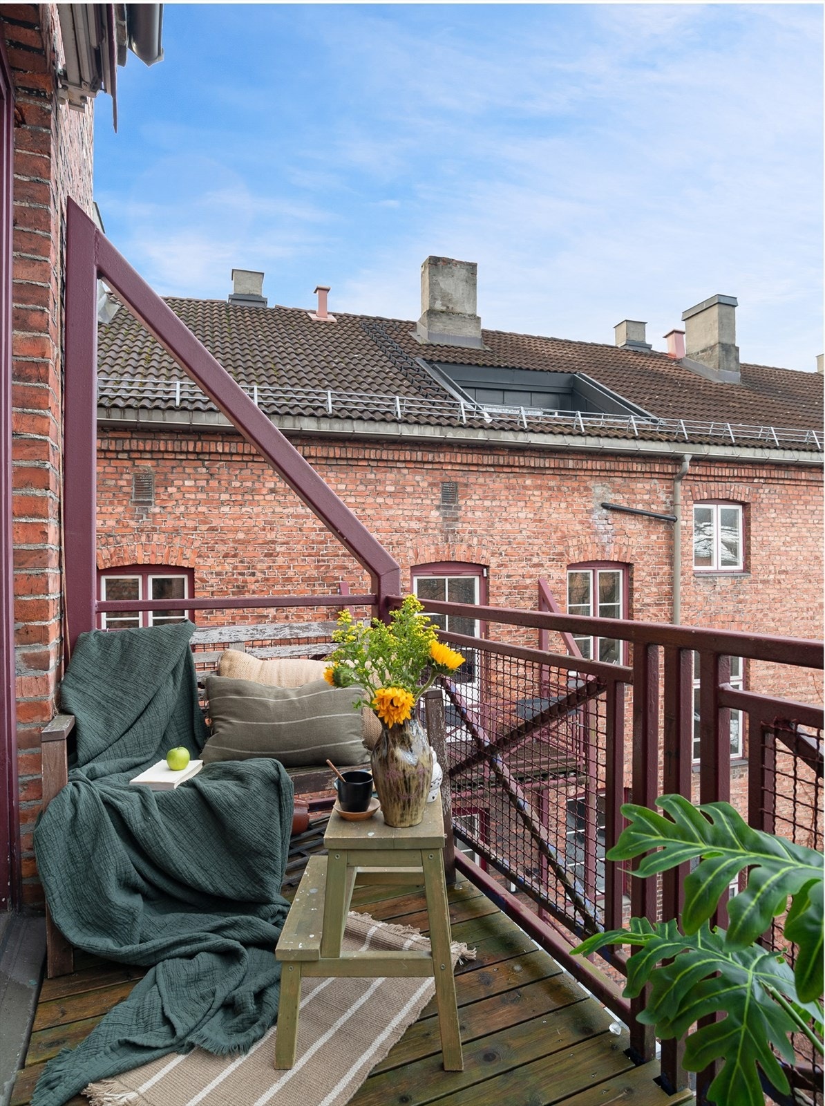 Dette et ypperlig sted å tilbringe varme sommerkvelder. Det er god plass til å innrede med en sittegruppe, balkongplanter og stemningsfull belysning. Galleribilde