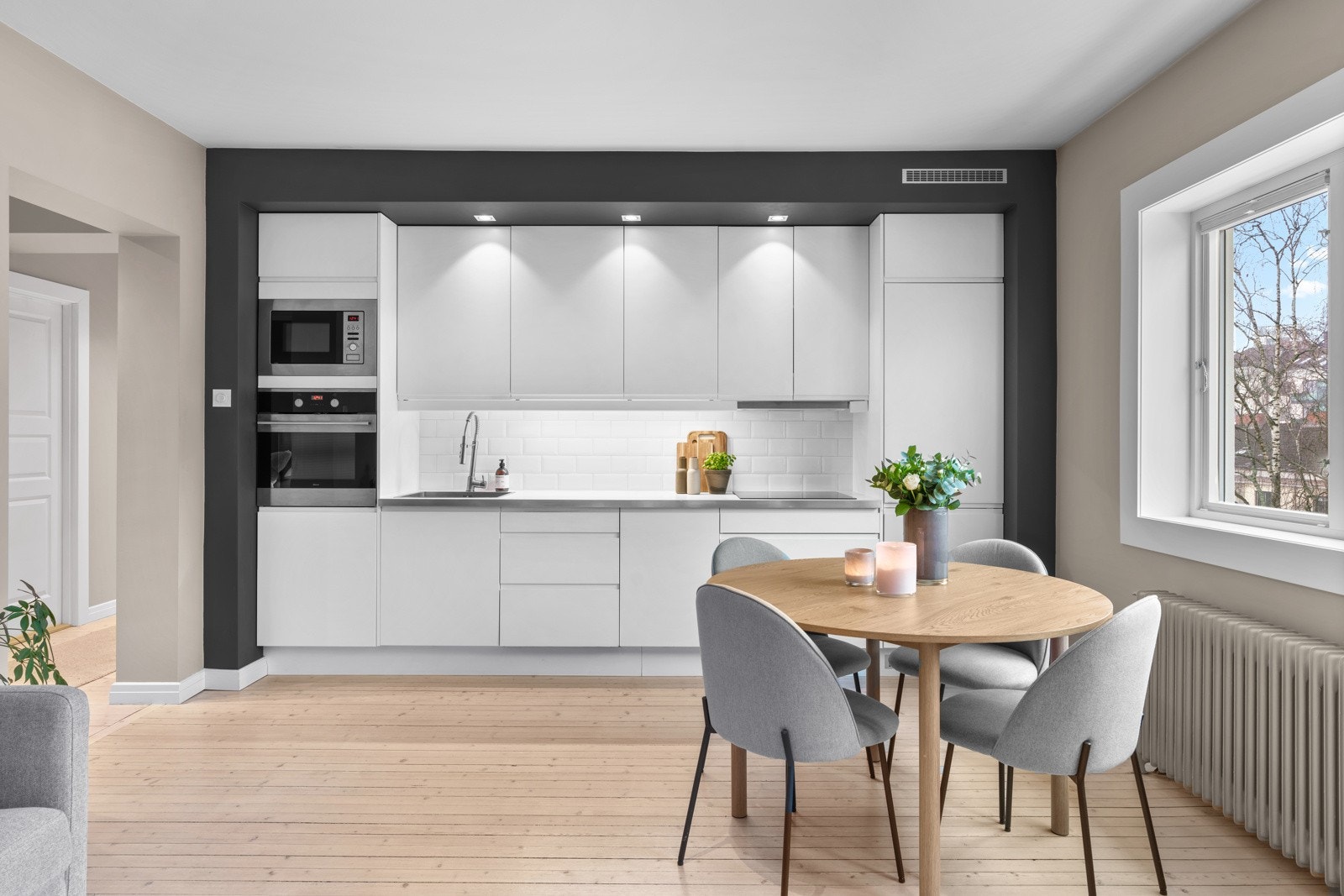 Leiligheten er på 55 m² og ligger i byggets øverste etasje. Galleribilde