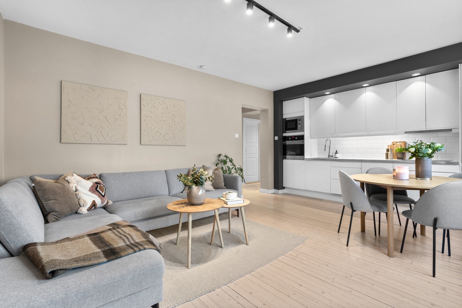 Gjennomgående tregulv (slipt og lyspigmenterte) i alle rom sett bort fra bad. Galleribilde