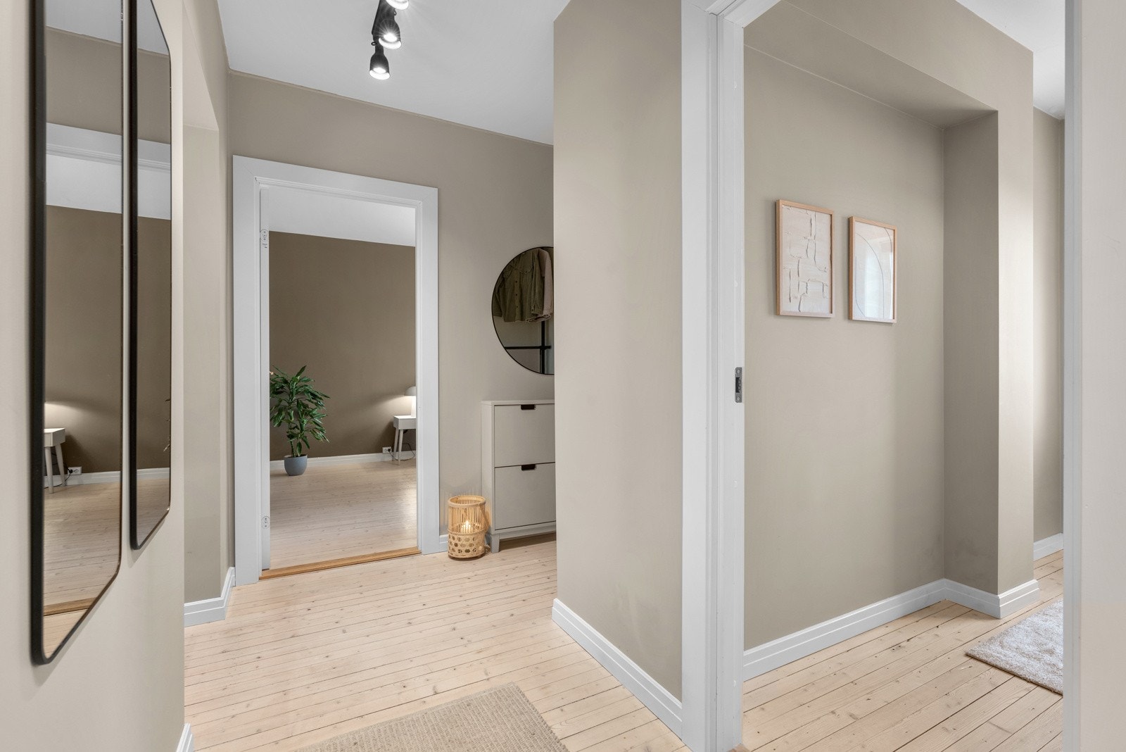 Mellomgangen tar deg inn til alle boligens rom. Galleribilde