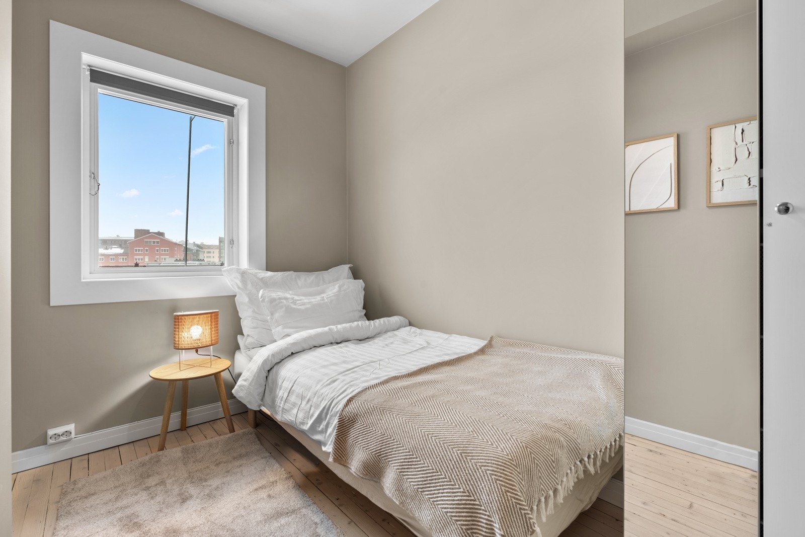 Soverom nr. 2 med plass til seng og nattbord. Galleribilde