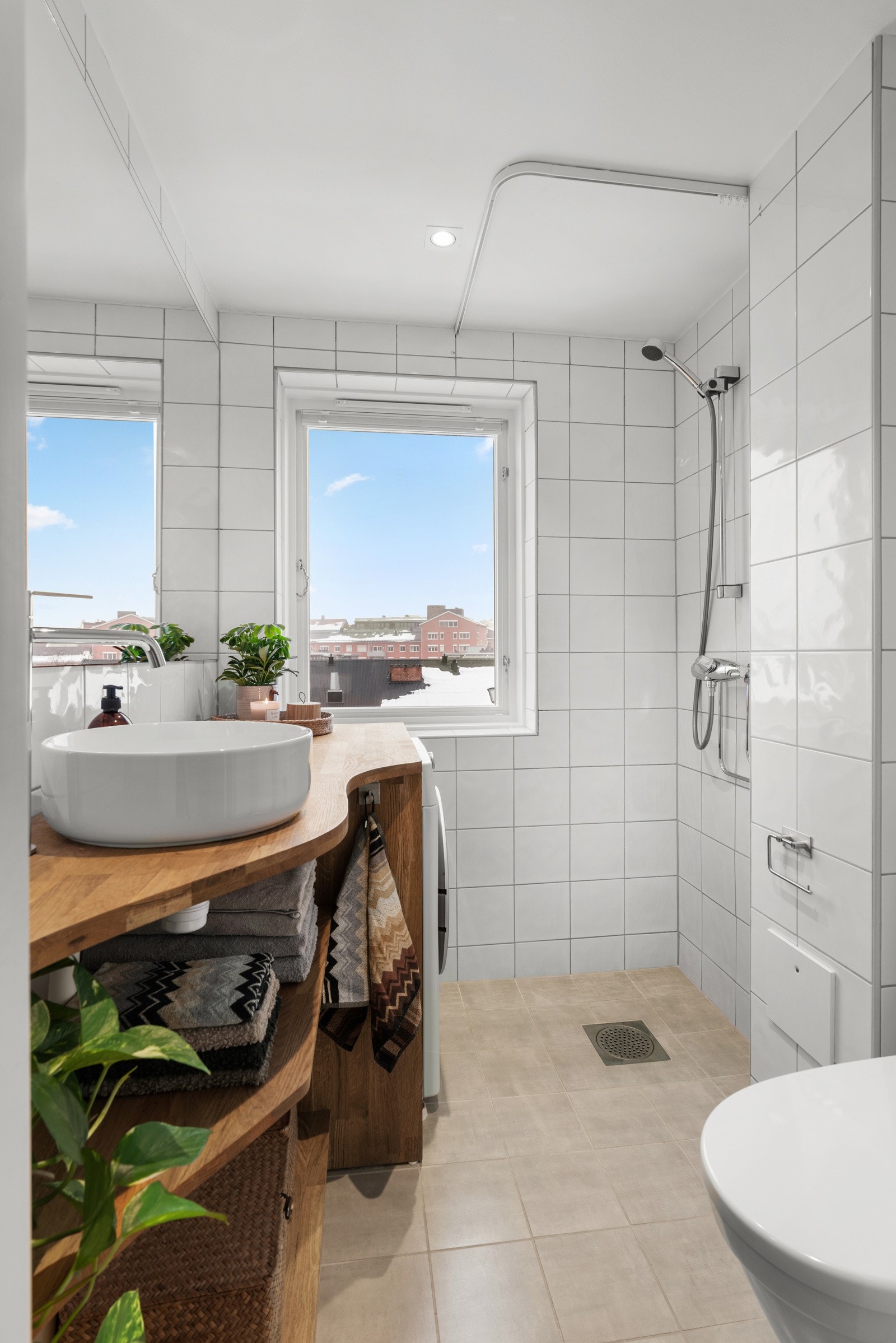 Pent flislagt bad fra 2006 i regi av borettslaget. Badet er sist fornyet i 2023 med nye varmekabler, innredning og nye fliser på gulv (M-tek). Galleribilde