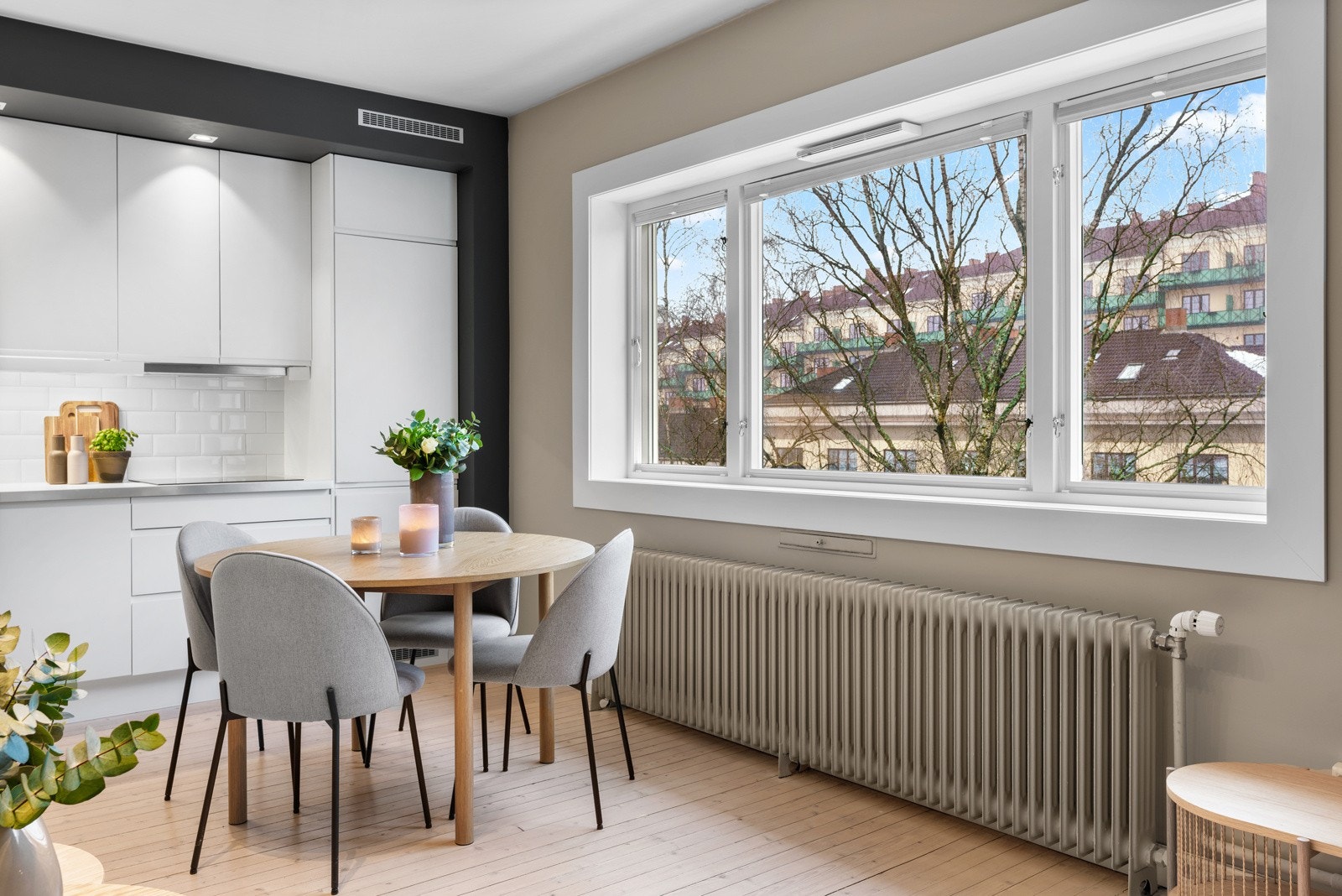 Leiligheten ble vesentlig renovert i 2016 (sett bort fra bad som ble pusset opp i 2006 i regi av borettslaget). Galleribilde