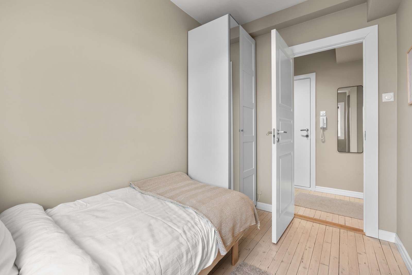 Det følger også med garderobeskap på dette rommet. Galleribilde