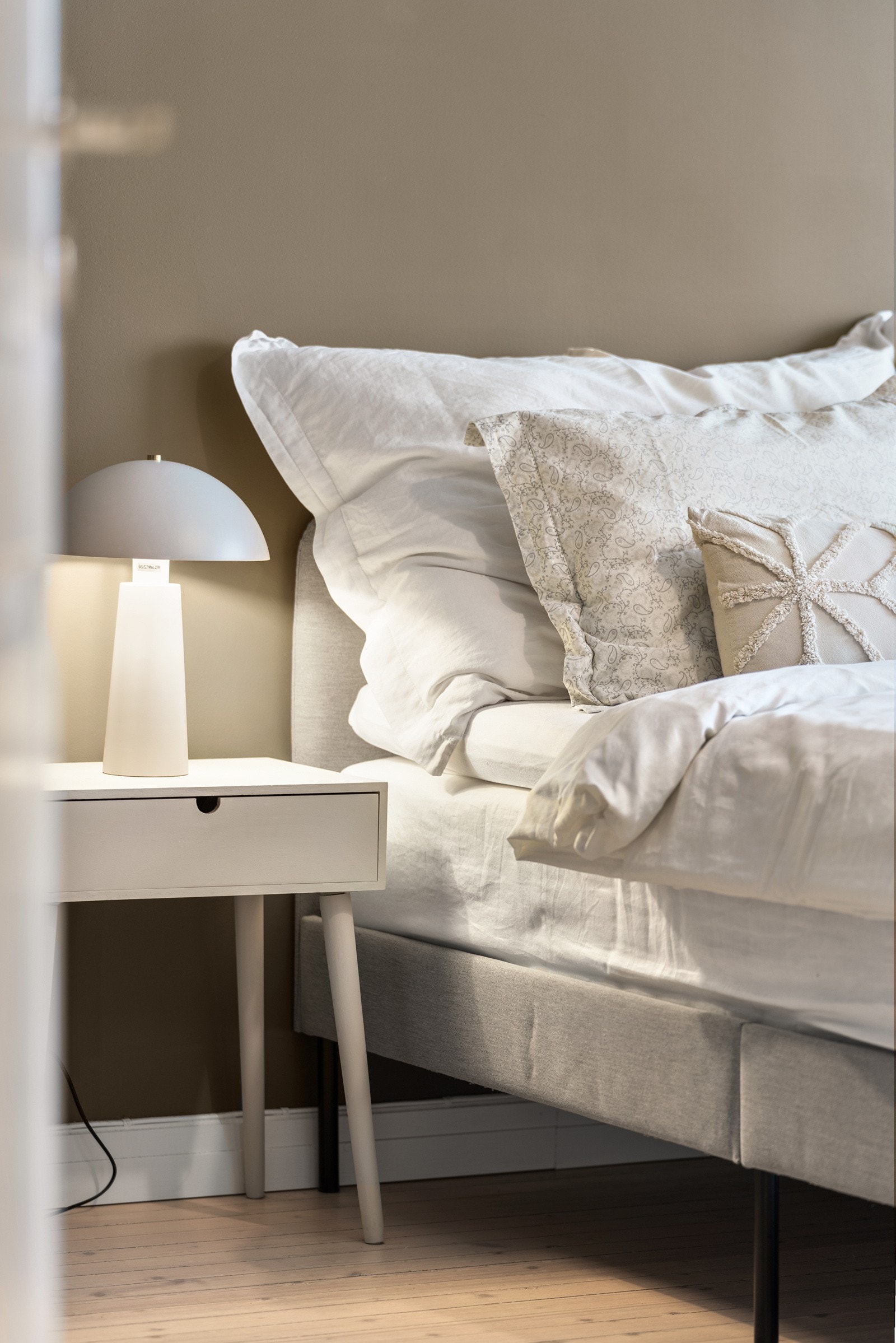 Begge soverommene vender inn mot rolig bakside. Galleribilde