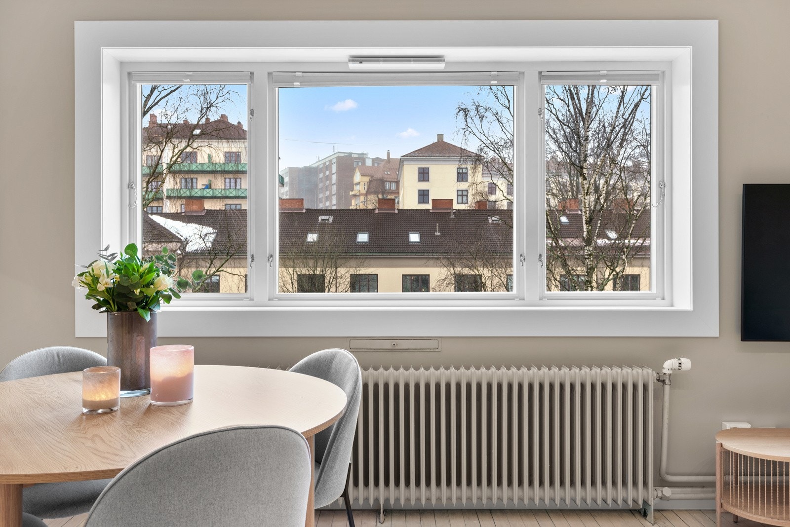 Leiligheten oppleves som lys og luftig, helt uten sjenerende innsyn. Galleribilde