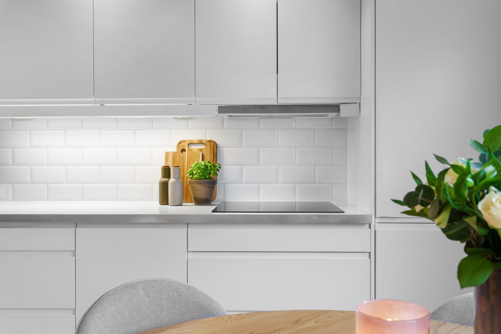 Tidløse "metro"-fliser i sprutsonen. Integrerte hvitevarer består av stekeovn, induksjonsplatetopp, oppvaskmaskin, micro og nytt kjøl -/fryseskap (november 2024). Ny avløpspumpe desember 2024. Galleribilde