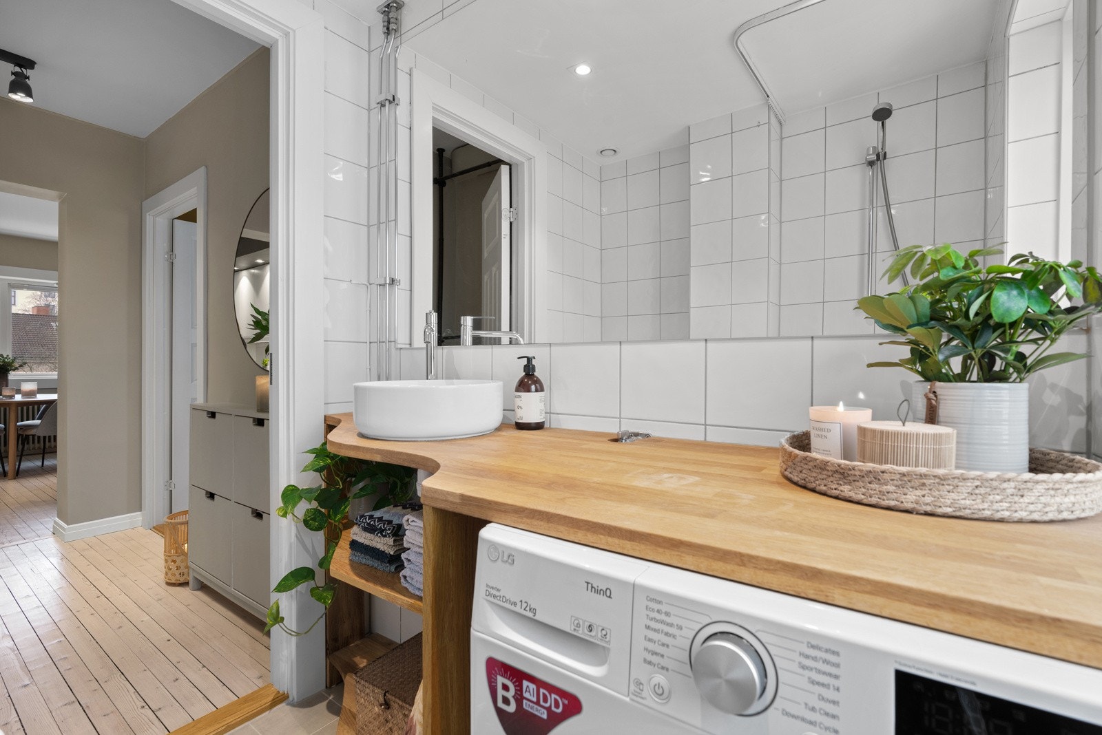 Stort veggmontert speil over innredning. Galleribilde